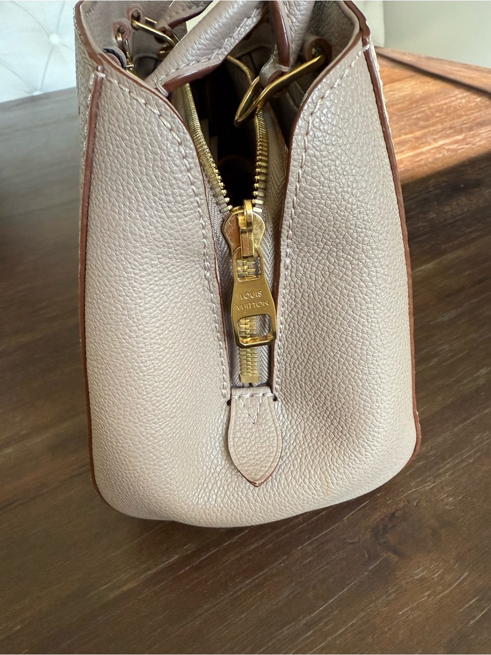 NWT!! Louis Vuitton Monogram Empreinte Handle Satchel/Crossbody. Neutral/taupe - Picture 4 of 15